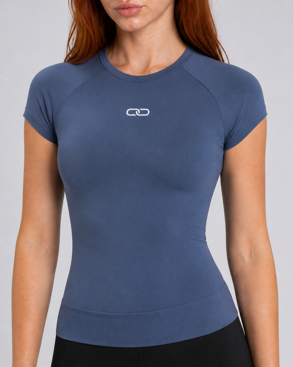 OOMEL Defy Seamless Training Top - model-worn fabric detail