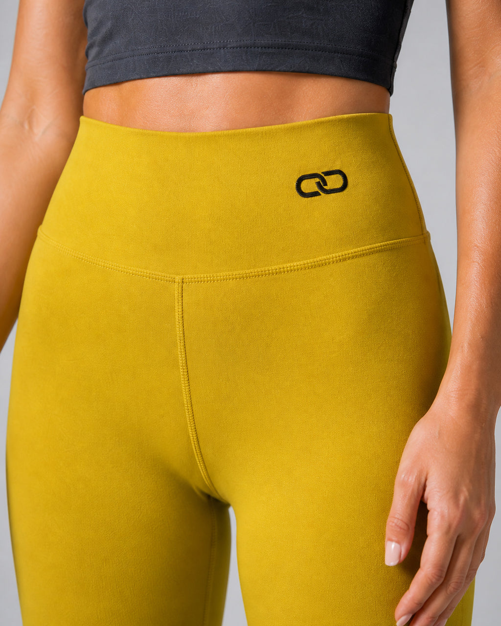 OOMEL NakedMotion Seamless High-Waist Leggings — Close-up fabric detail