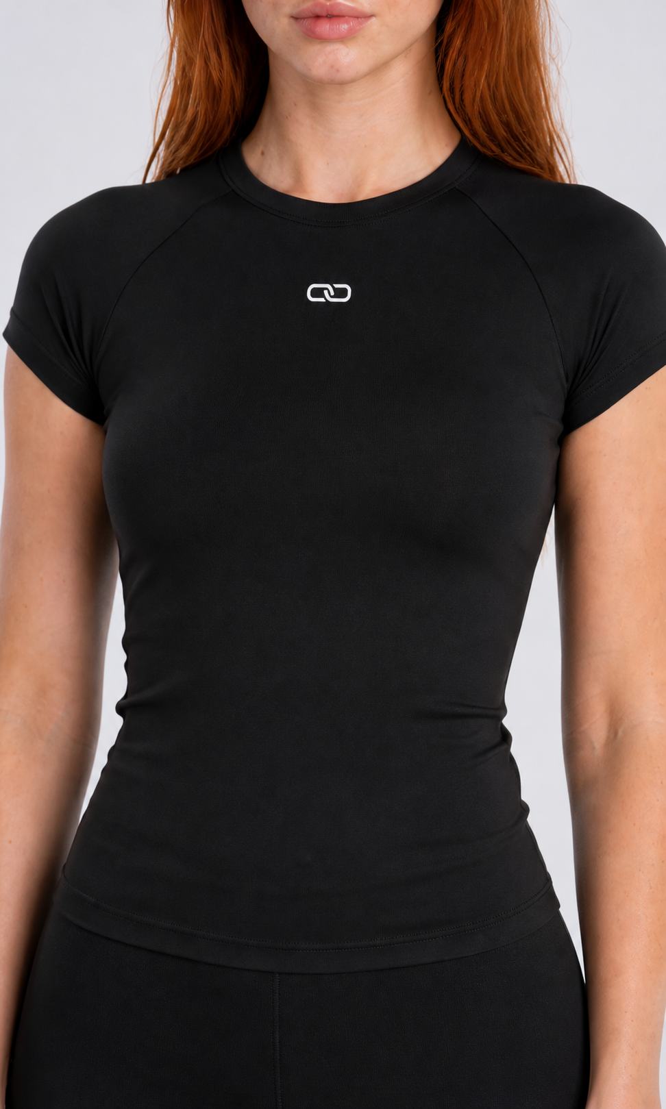 OOMEL Defy Seamless Training Top - model-worn fabric detail